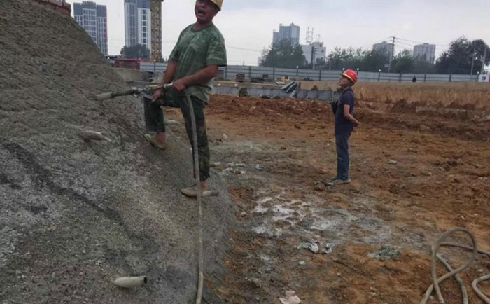 邊坡防滲注漿，可灌注環(huán)氧樹脂、聚脲樹脂、丙烯酸鹽等化學灌漿堵漏材料